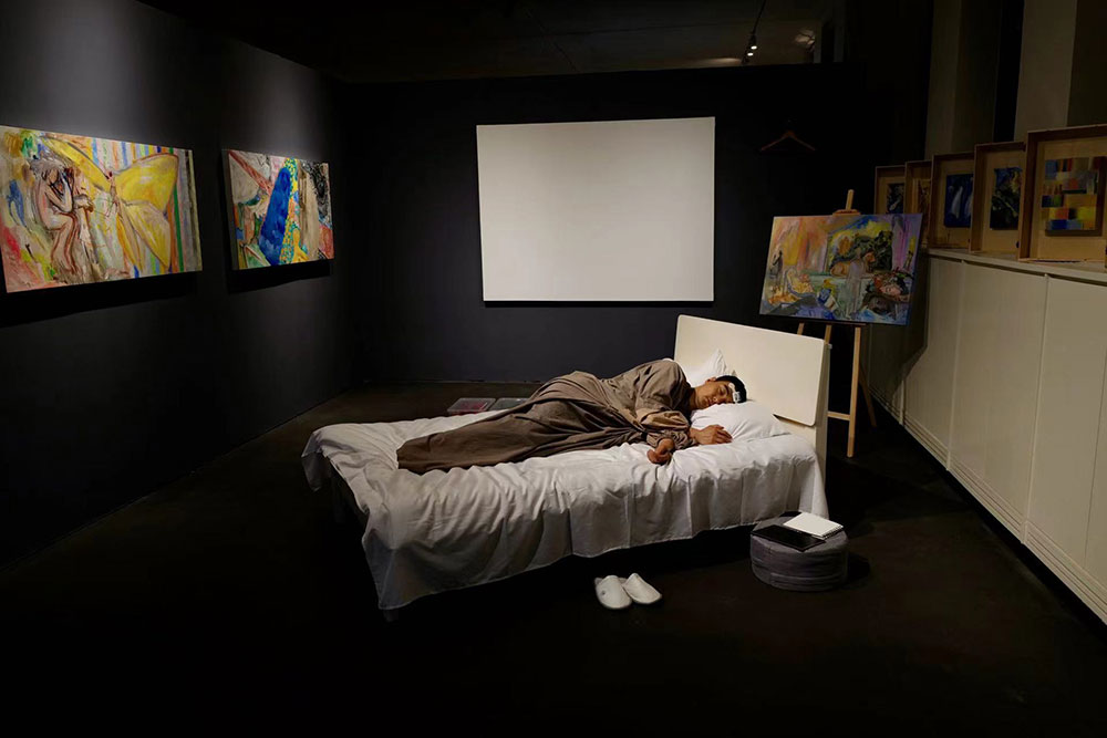 李洋化夢作品在“夜次元——奇遇之夜”藝術(shù)展展覽現(xiàn)場。.jpg