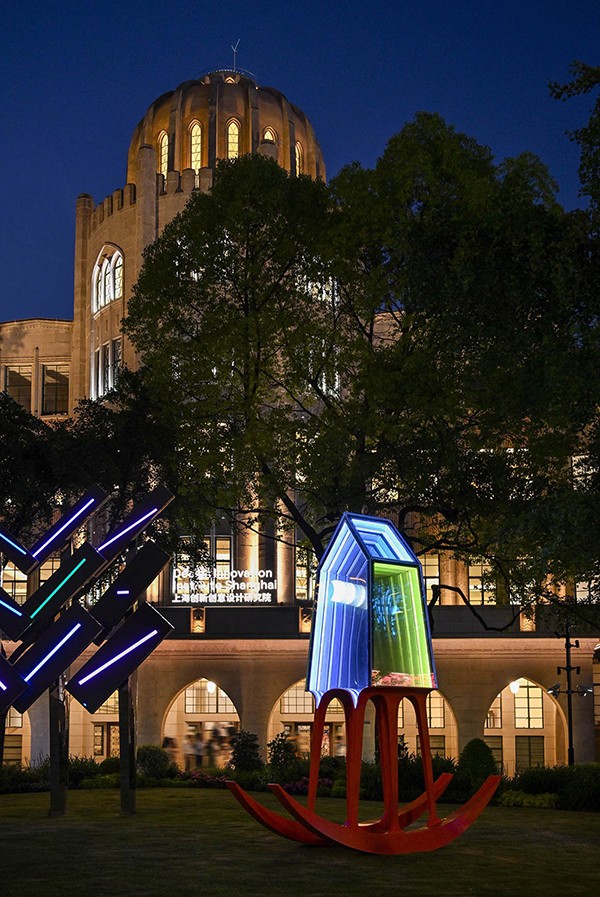 徐戈《House-of-Dream》2020，燈光裝置，400-×-350-×-140-cm.jpg